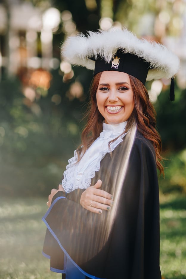 Foto Psicóloga Marissol Melo de toga, na PUCRS. É especialista em Psicopedagogia e Saúde Mental, realizando atendimento de crianças, adolescentes e adultos.