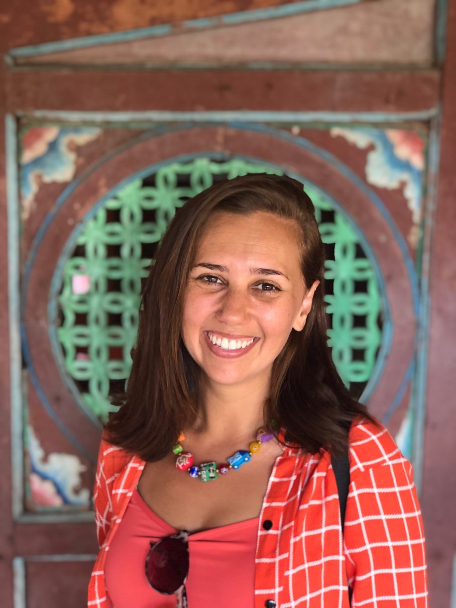 Foto de perfil da Psicóloga Marissol Melo, que tem cabelo ruivo, curto. Está sorrindo, usando blusa vermelha e colar colorido. É especialista em Psicopedagogia e Saúde Mental, realizando atendimento de crianças, adolescentes e adultos.